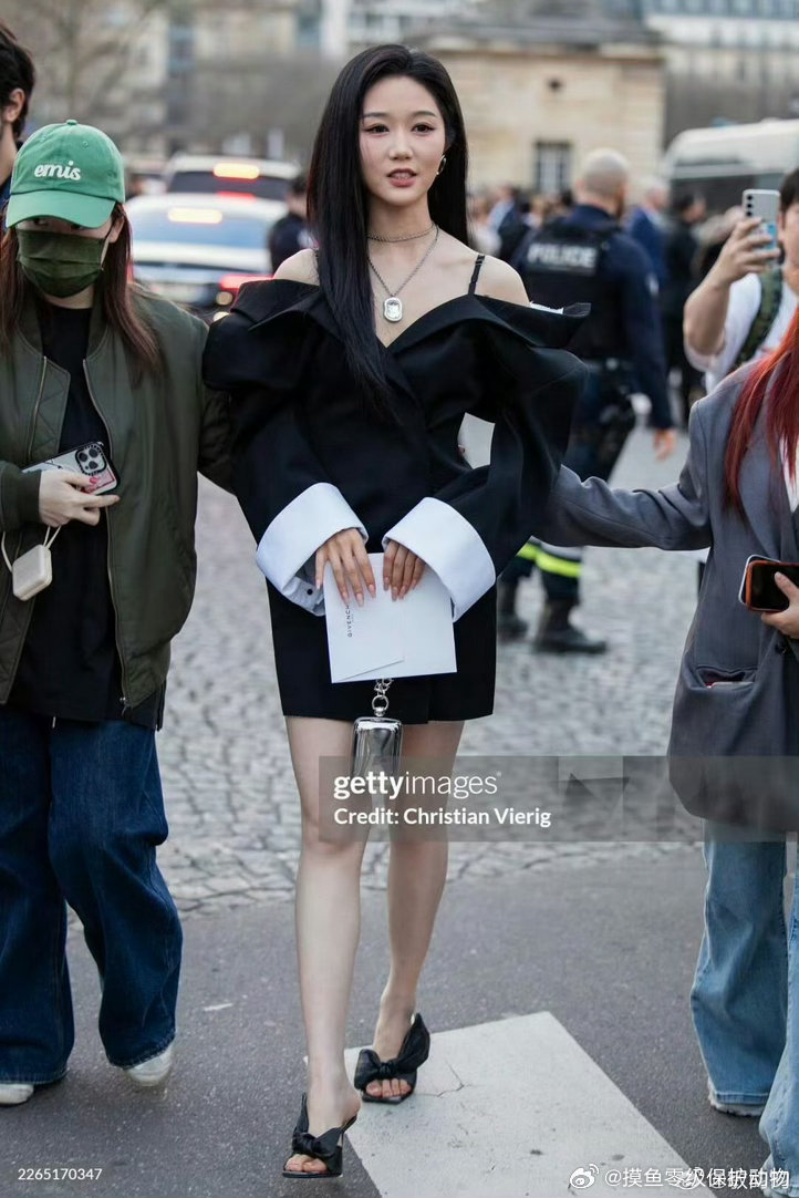 G社镜头下岳雨婷岳雨婷扛住了G社镜头 岳雨婷在巴黎街头的那组生图，每一张都能看出