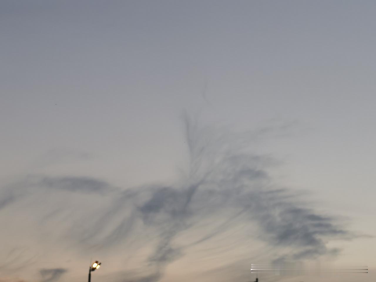 天空的一副沙画，总能带来无尽遐想。在上海，工作之余漫步街头，微风轻拂、车鸣驶过，