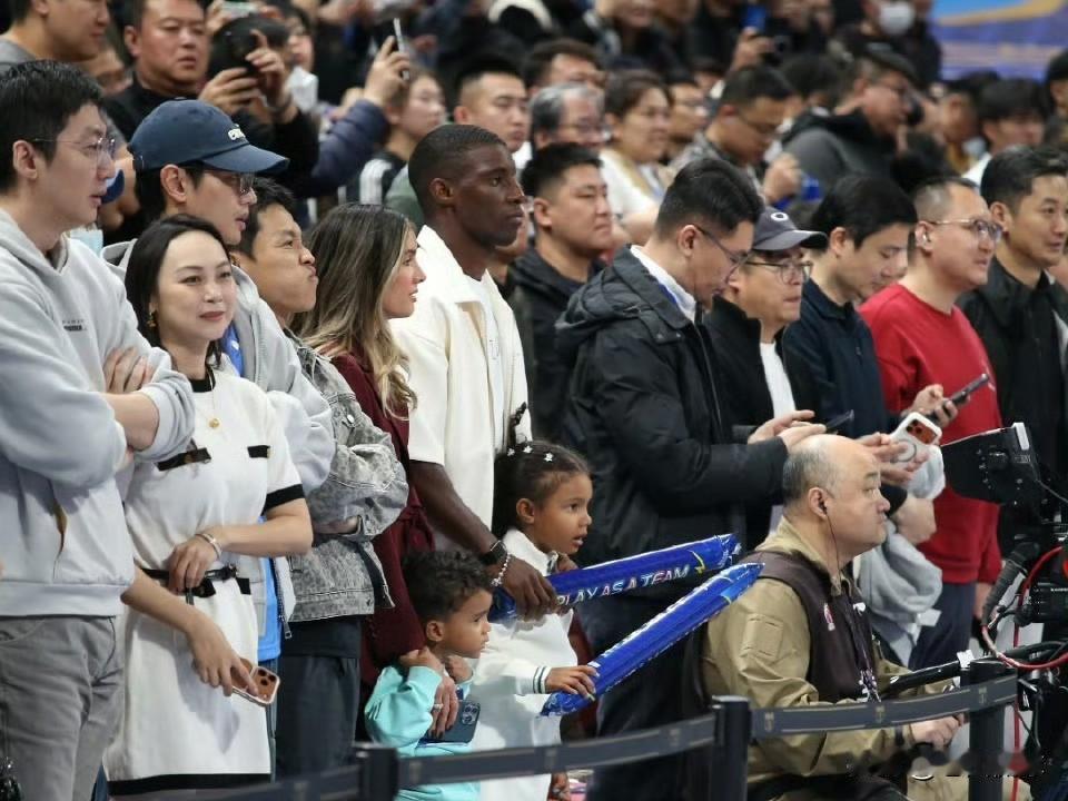 法比奥到场助威，北汽轻取天津…北京北汽主场对阵天津先行者的比赛北京国安外援法比奥