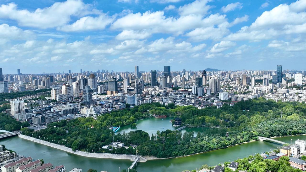 如果合肥市中心有一栋400米的摩天
那合肥的城市品质就上去了
合肥现在就是缺少一