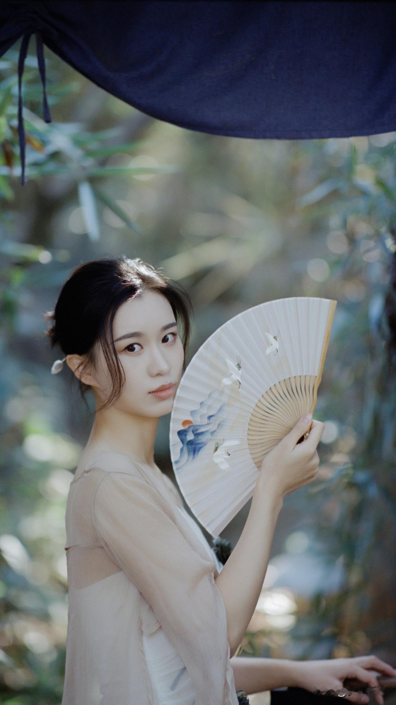 小院， 于尘世喧嚣之隙，觅得这一方小院，仿若踏入前朝旧梦。青草覆顶，似岁月凝成的