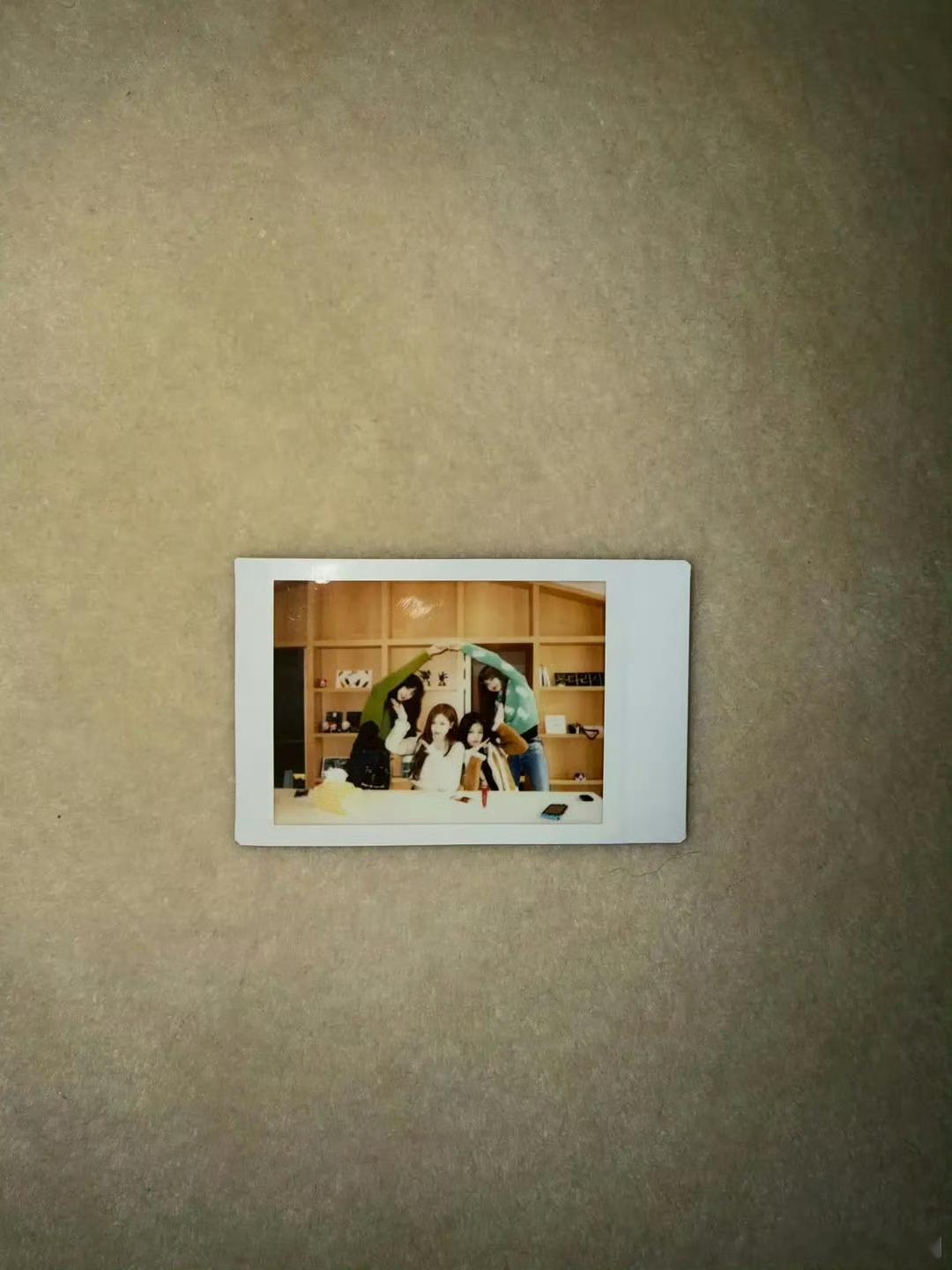 Jennie晒未公开拍立得Jennie晒Blackpink未公开拍立得好真诚的J