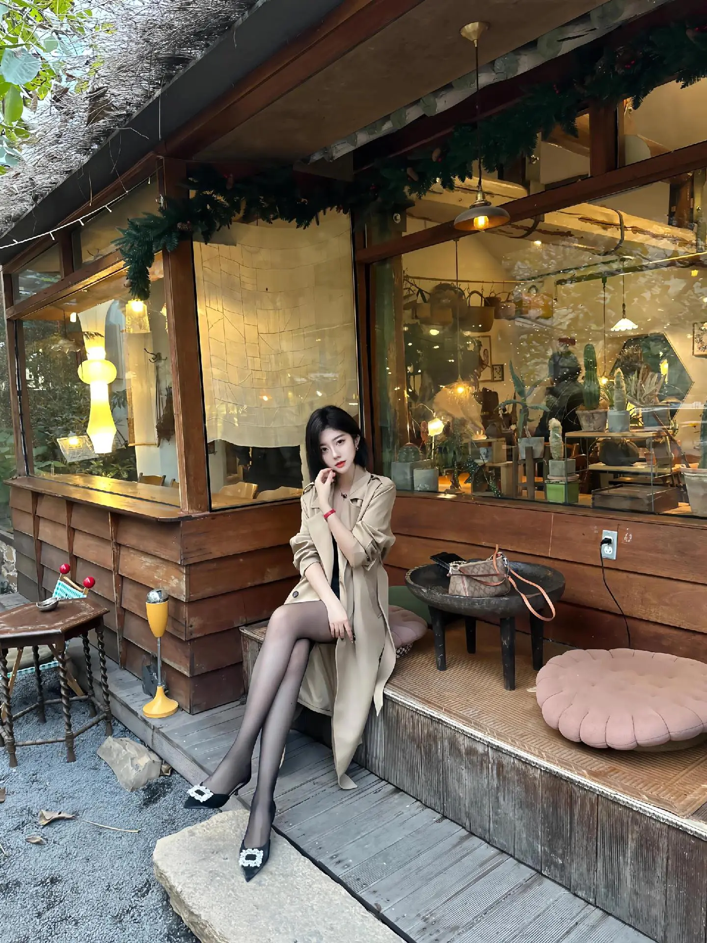 “人与人之间总在不闻不问的日子里慢慢告别，也许仍有爱意，但已无能为力！”