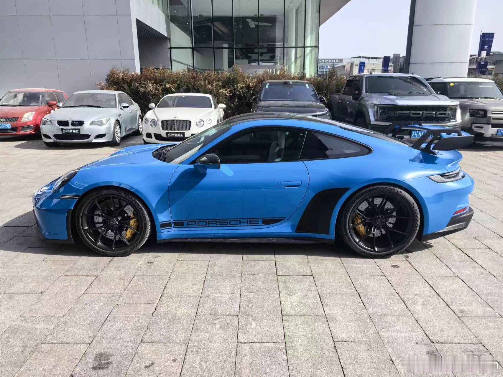 好友要换更强的911了，出一辆992 GT3 MT，鲨蓝黑内，双拼座椅，3190