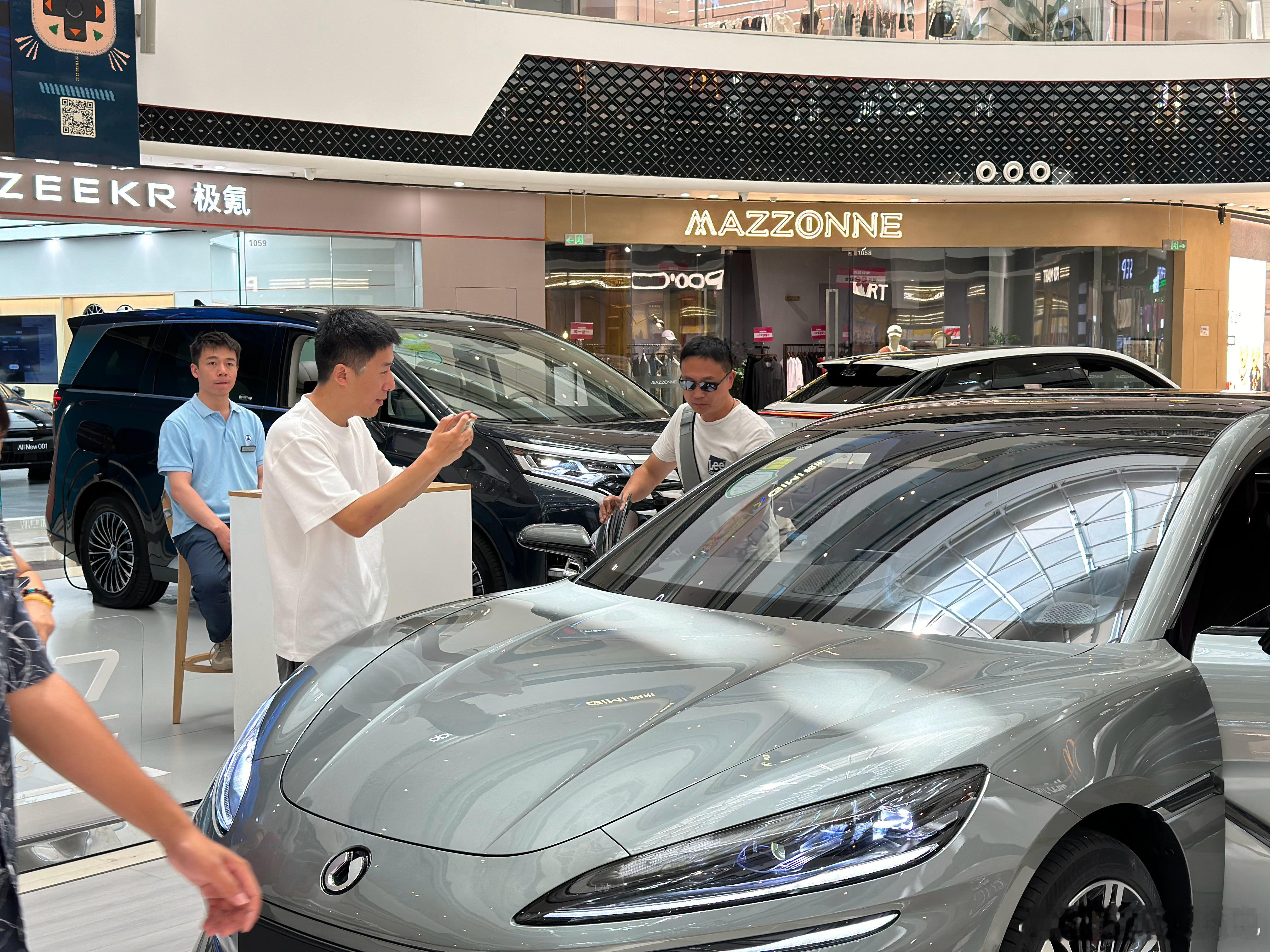 本来想偷偷看看车，拍个视频勤奋一下，没想到遇到了同行[怒][怒][怒] ​​​