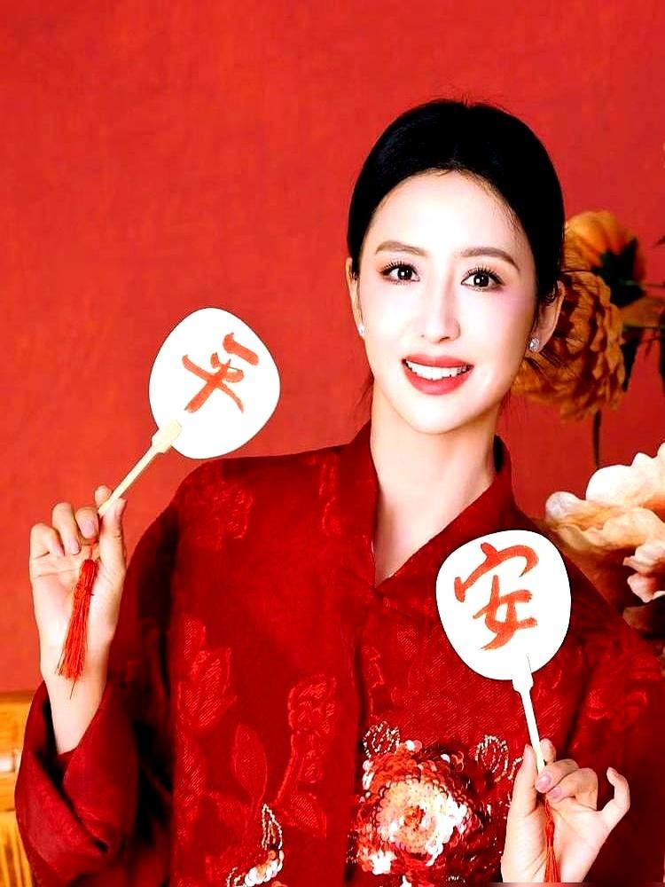 离婚后，他们成了孩子的“合伙人”，只分红，不谈感情。
 
三亚沙滩上，佟丽娅儿子