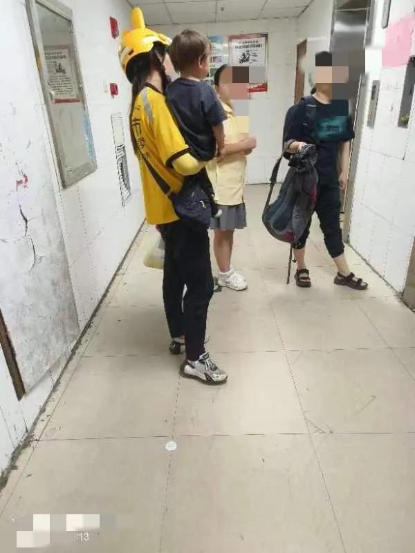 生活不易，为母则刚！昨晚散步回来，碰到一外卖员从我身边旋风般经过。定睛一看，竟然