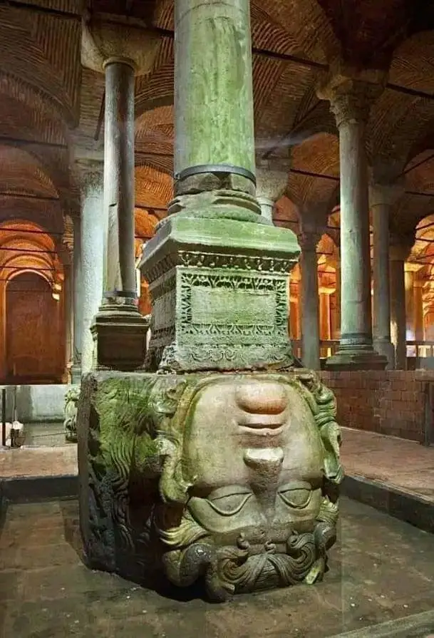 美杜莎头像位于土耳其伊斯坦布尔的地下水宫殿下方，是公元 6 世纪拜占庭...