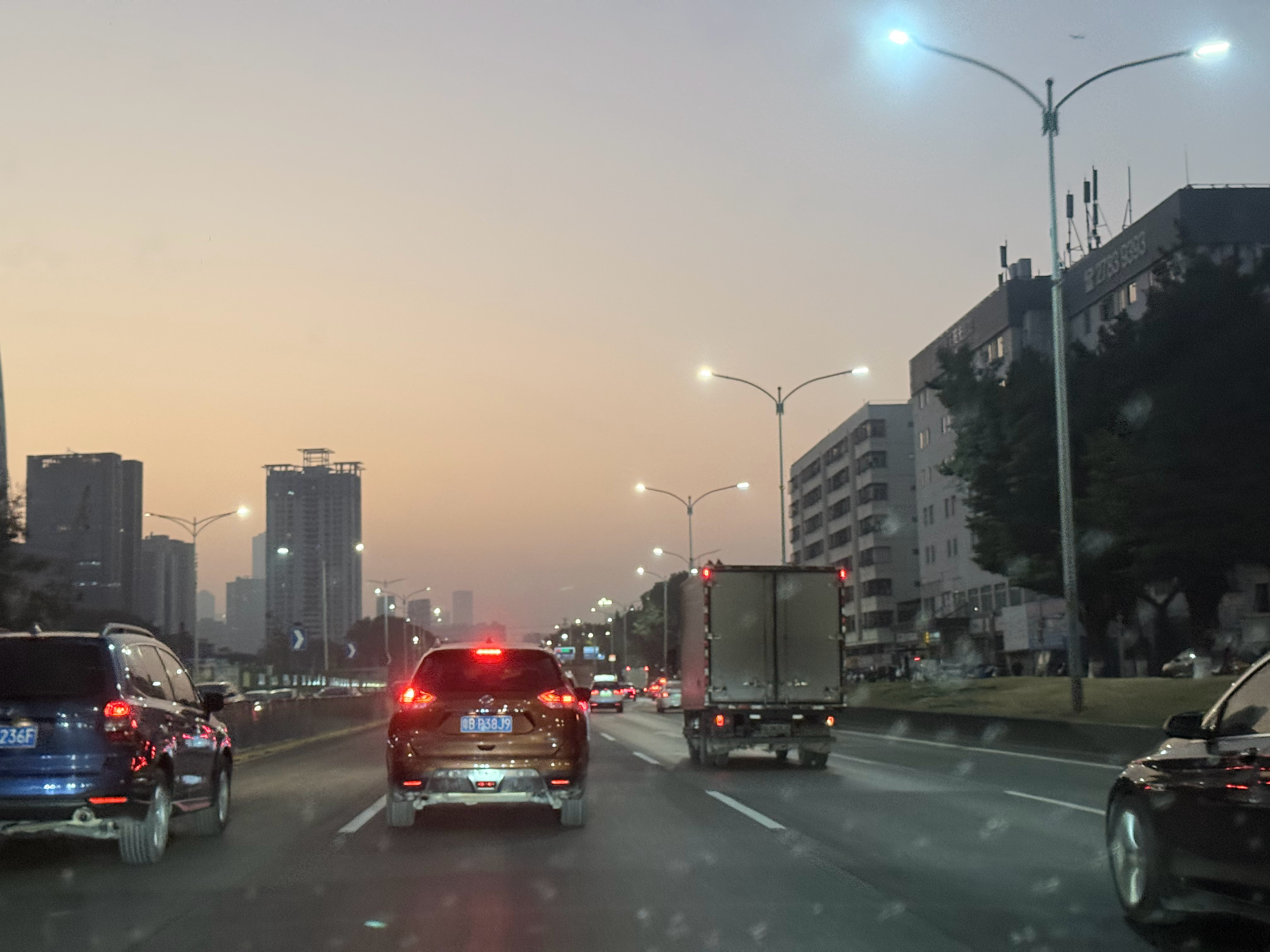 早上6点半 天刚亮路上的车流已经逐渐多起来了在这座搞钱的城市远距离通勤上班的人非