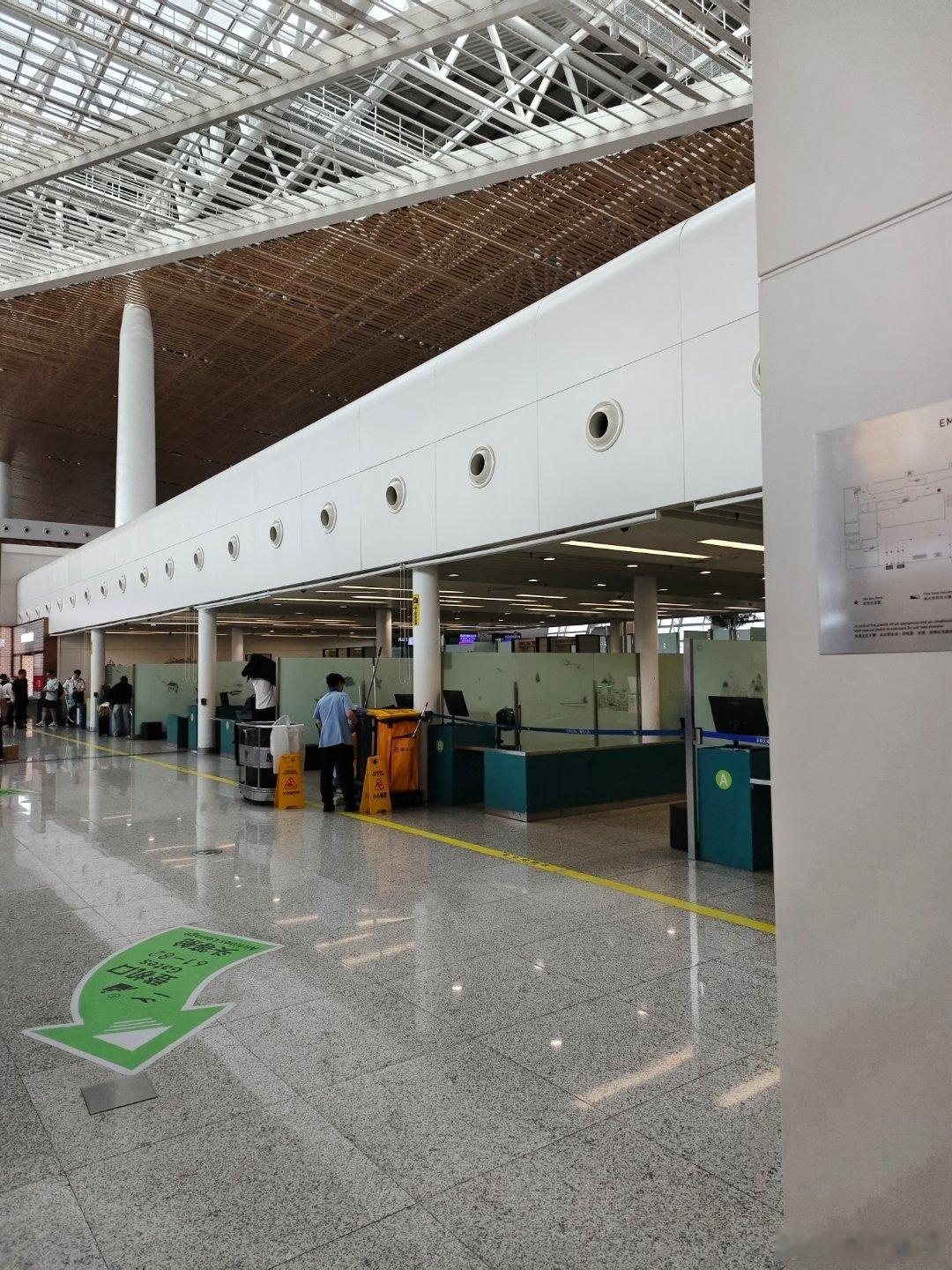 刚才安检姑娘问我登机牌呢？怎么没看到我的登机牌，我说咱用的是电子登机牌，绿色环保