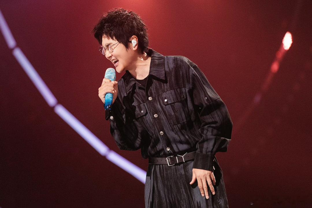 周杰送考孙楠披荆斩棘披哥初舞台看点满满，孙楠带来传唱金曲，老友周杰到场陪伴给予满