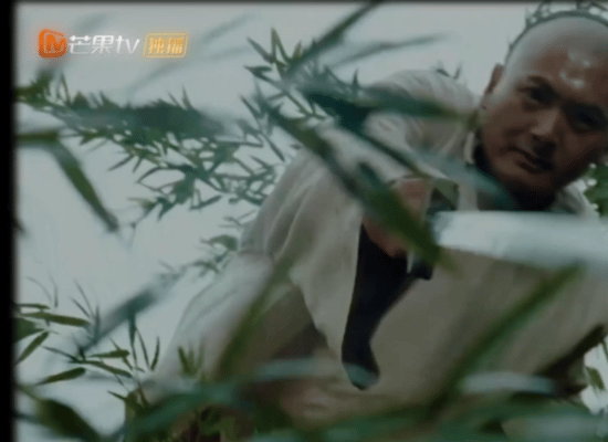 《声生不息》里，《月光爱人》旋律中，A-Lin嗓音似月光，唤醒江湖旧梦。舞台背景