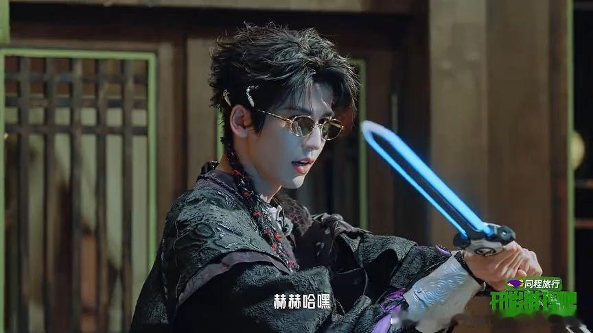 杨超越说张凌赫像高渐离 笑死我了杨超越这波属于一秒穿越次元壁，张凌赫紫衣服高渐离