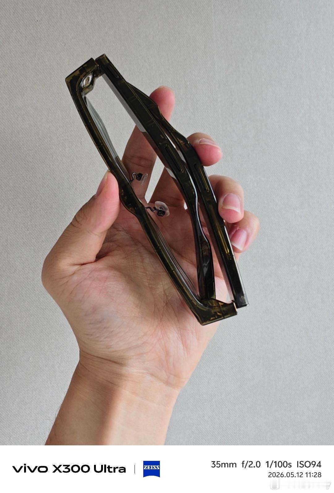 是谁现在还带降噪耳机啊？我现在都带理想Livis眼镜，能当耳机能拍照录像，如果恰