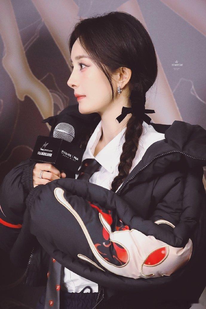 #杨幂FILA秀场look#幂姐和FILA的合作真是太棒了，这身运动羽绒服简直是