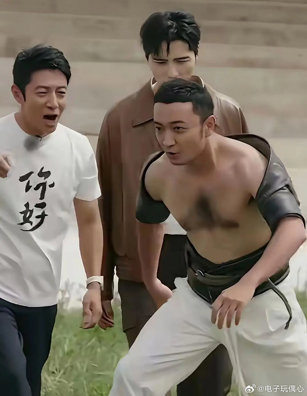 尼格买提脱下西装那一刻，多少人的滤镜碎了一地 