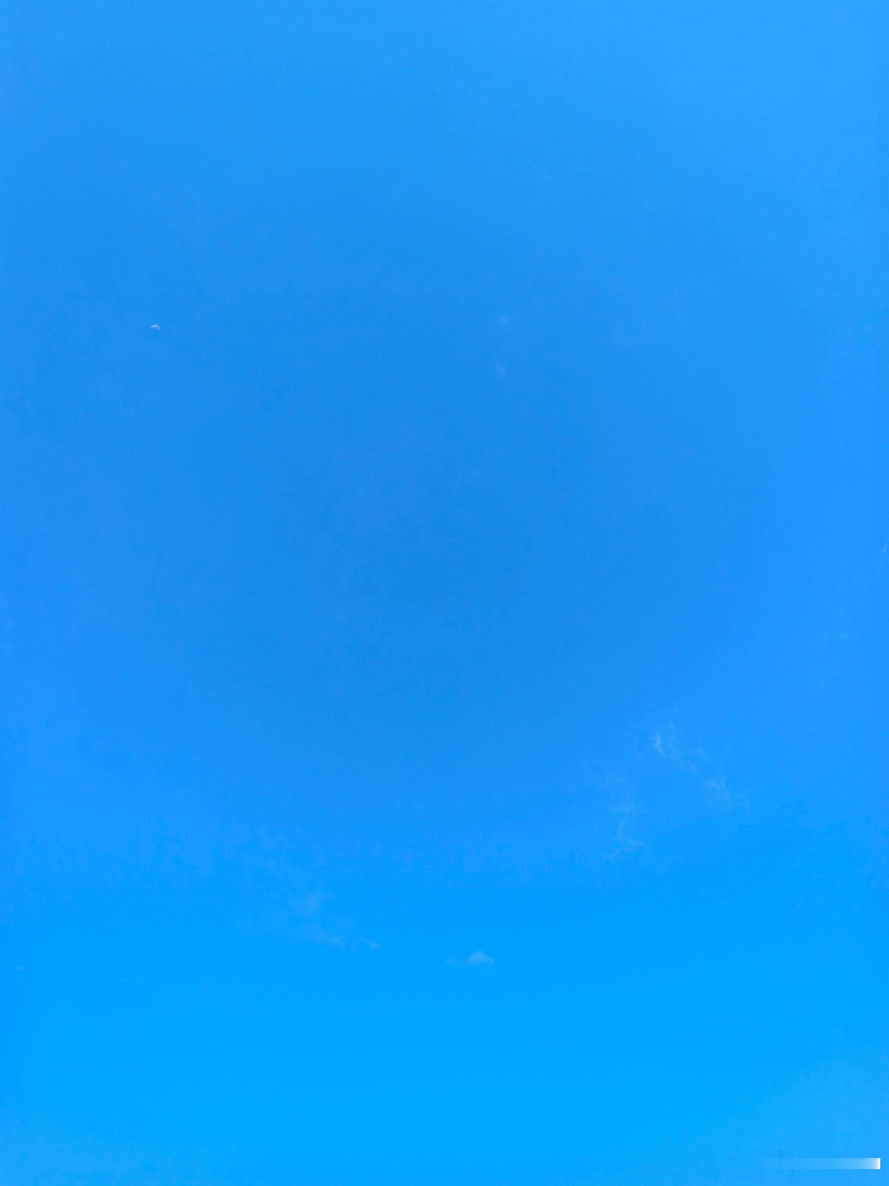 夏天的天是真的蓝！新晴原野旷，极目无氛垢。 