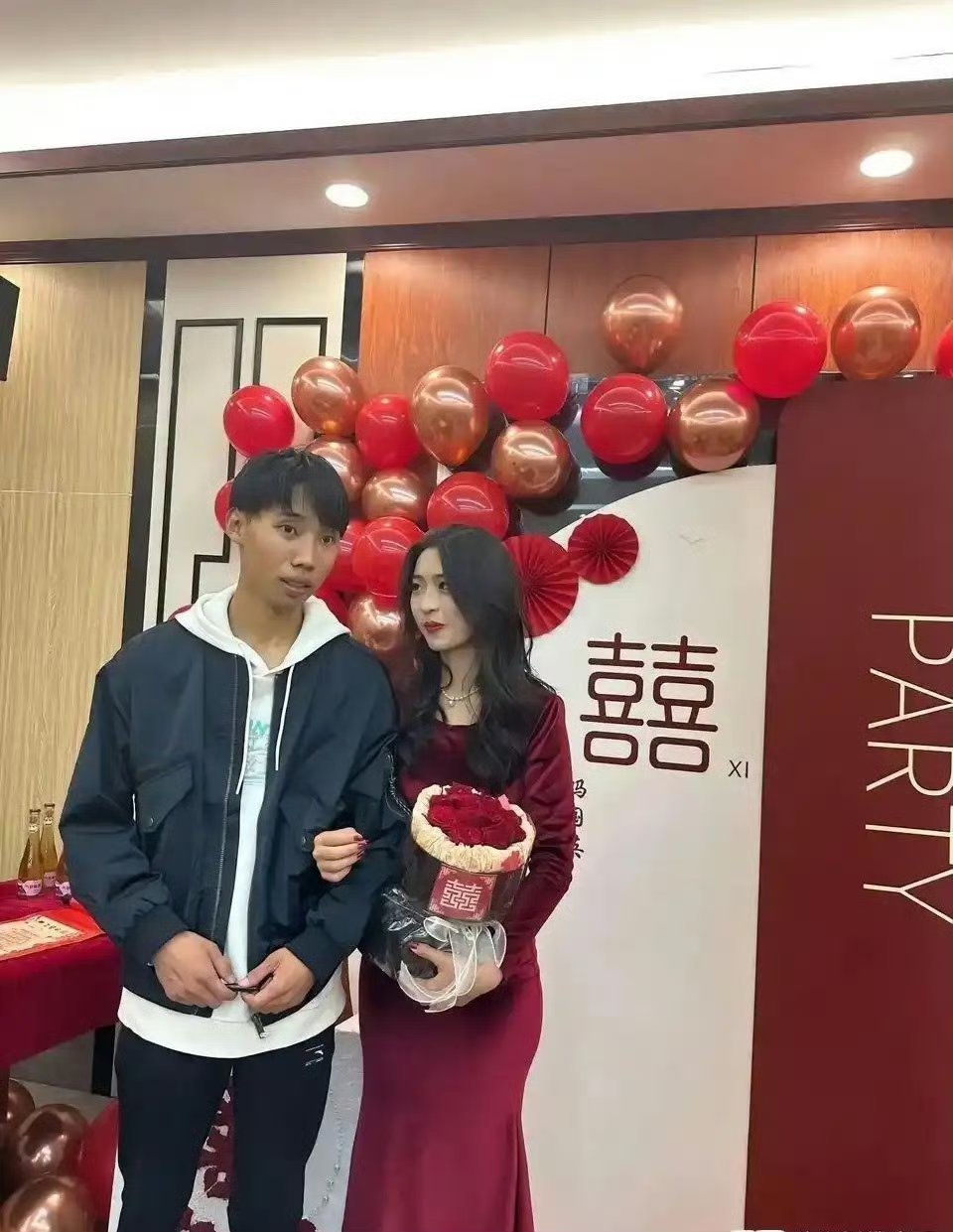 我都不知道我表哥怎么找到这么漂亮的女朋友…. ​ ​​​