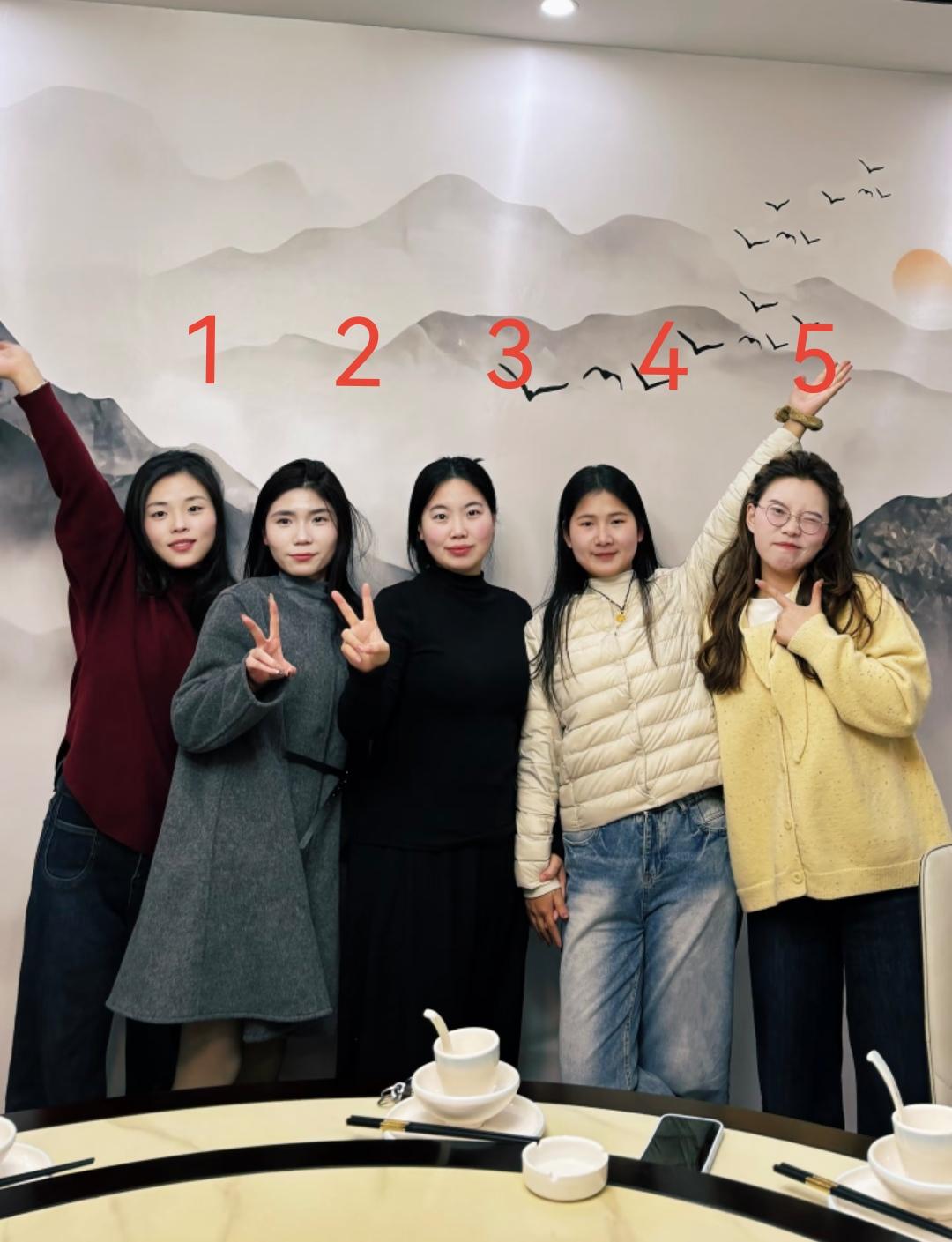 五个姐妹难得聚在一起拍合照，热热闹闹的。从1号到5号，每个人气质都不一样，各有各