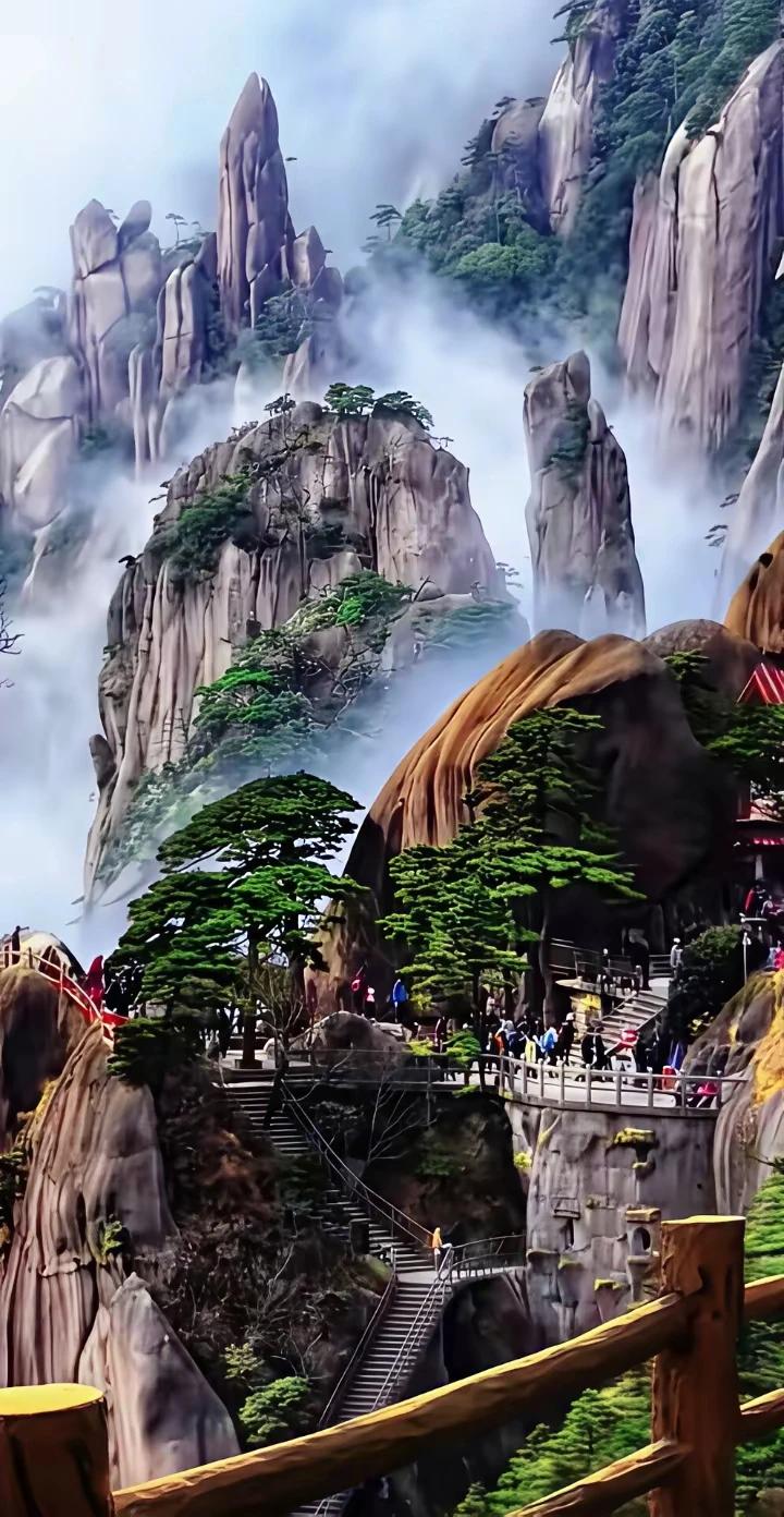 大自然，鬼斧神工。
云雾缭绕，似海市蜃楼般梦幻，令人沉醉。