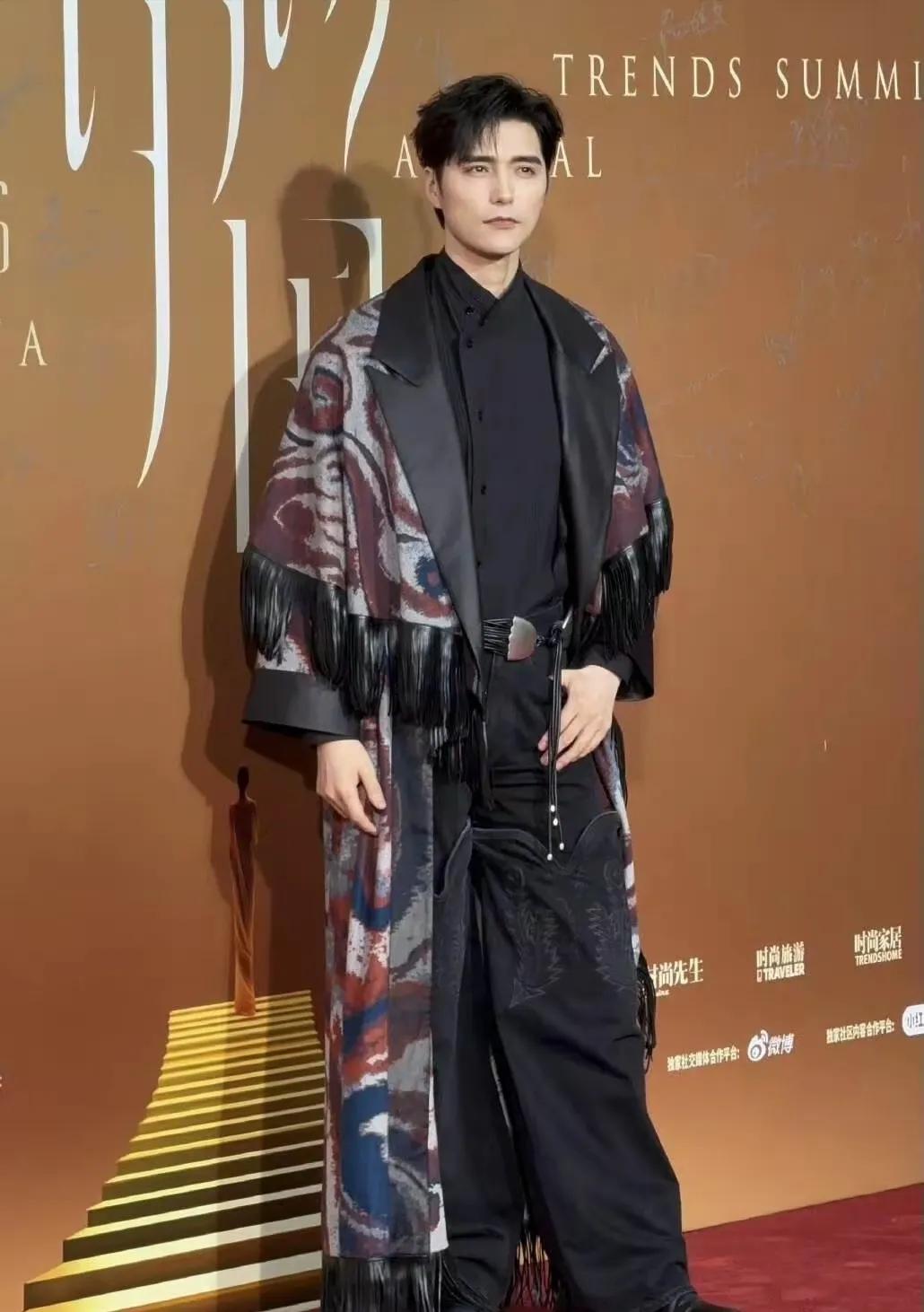 这一夜的活动现场，靳东压轴登场，瞬间成为全场焦点。他身着得体服饰，身姿挺拔，浑身