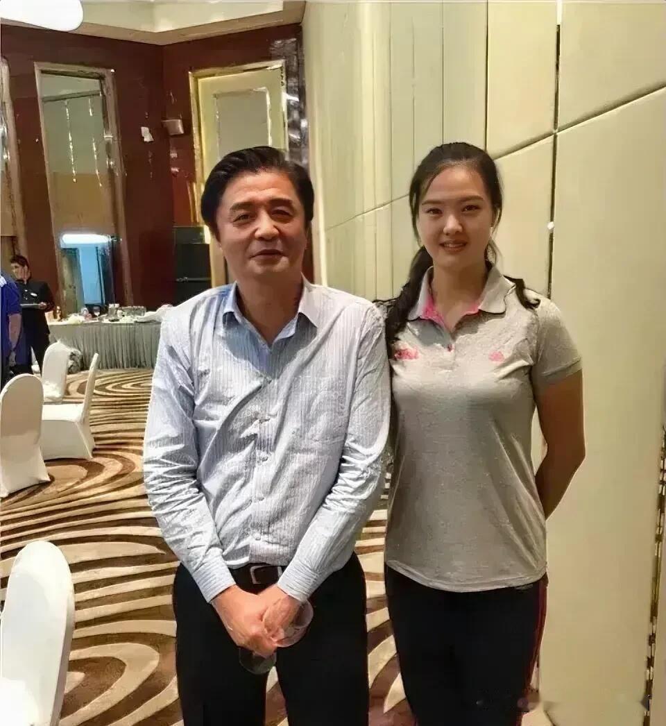 跟张常宁同框的这位男士是谁呀？估计也是一位不简单的运动员吧，但是好多人已经记不到
