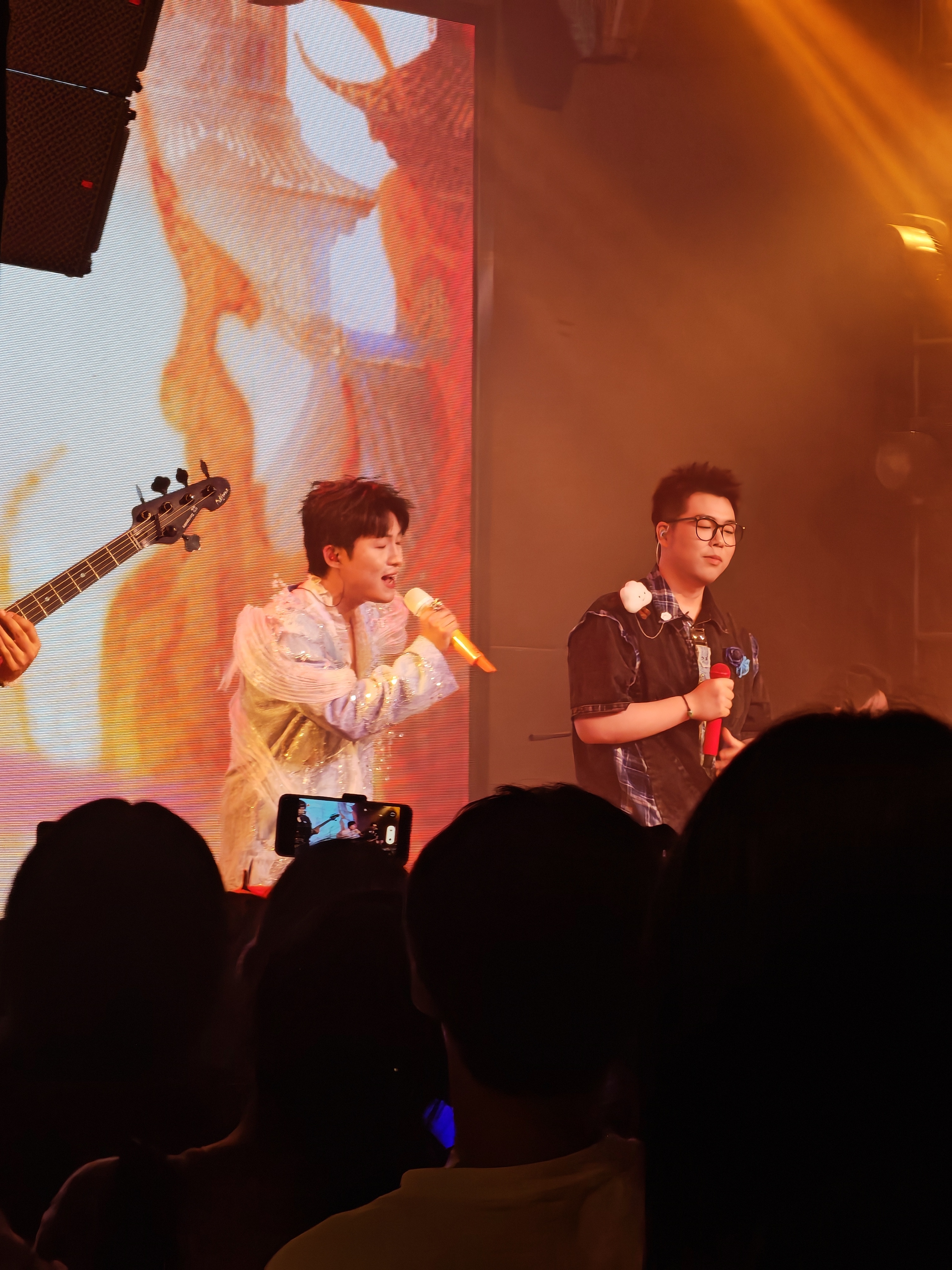 体验了一下livehouse，本来还担心歌单不熟悉结果听下来全是同人MV经典曲目