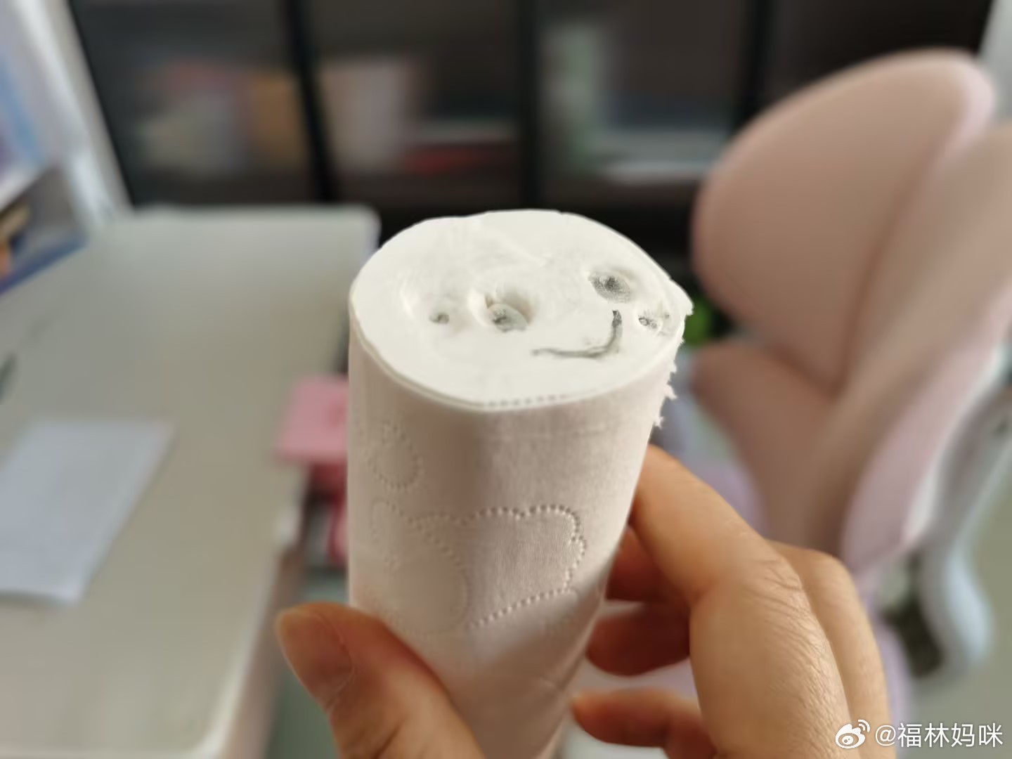 收拾妹妹的书桌发现的惊喜这写作业的时候，小脑瓜子在想什么呢？你好我的小孩