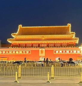 如果当初梁思成的方案被采纳，也许今天的北京是这个样子的。20世纪50年代，北京迎