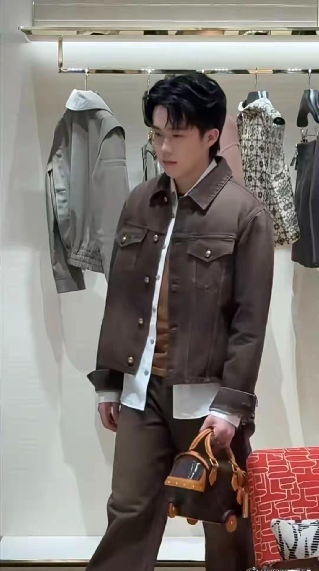 他站在女装柜台前，手指悬在半空，像触碰空气。
2025年，一个顶尖运动员的日常，