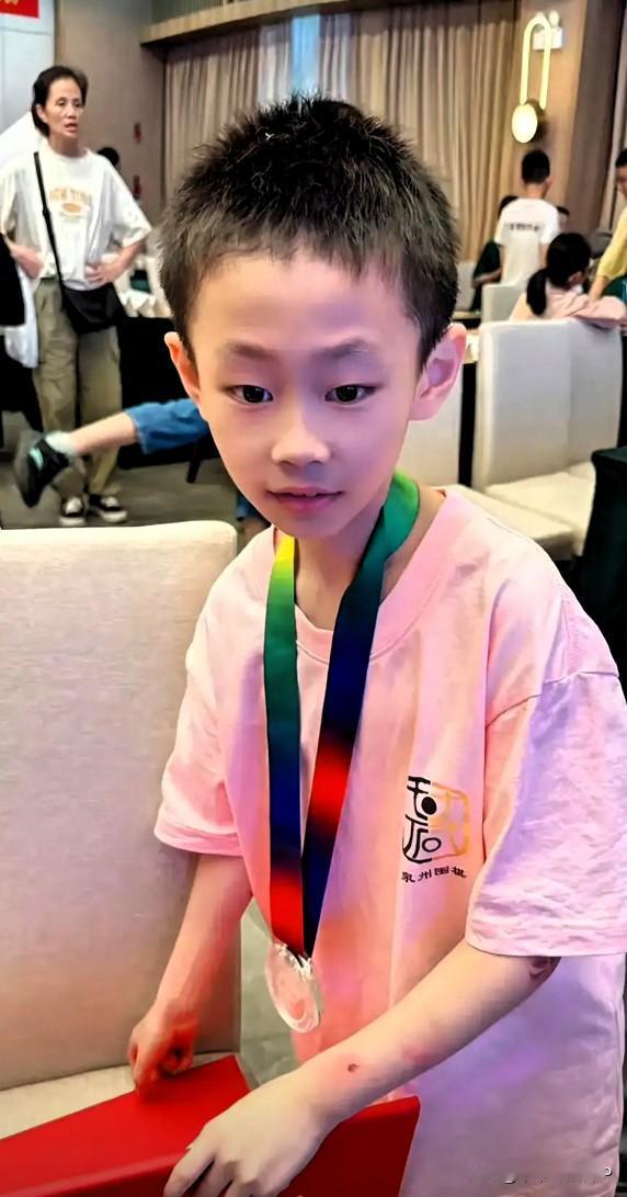这个消息太令人压抑了！9岁的朱宏鑫，本该在棋盘上发光的天才少年，却因输棋被亲爹打