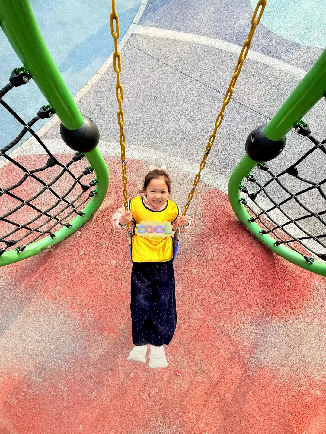 玩着荡秋千的小女孩👧