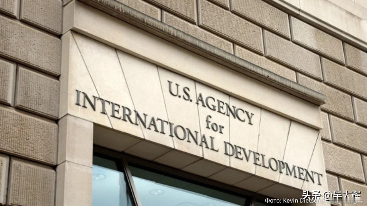 美国国际开发署副监察长亚当·卡普兰表示，审计人员发现，对乌援助资金中高达260亿