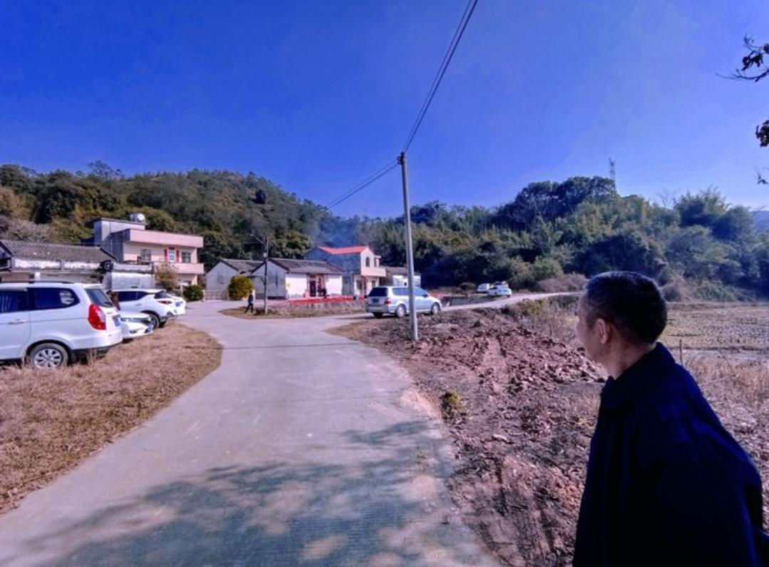 年前，老支书伤心地走了，过年都没有回来！
    老支书在我村主政近三十多年，根