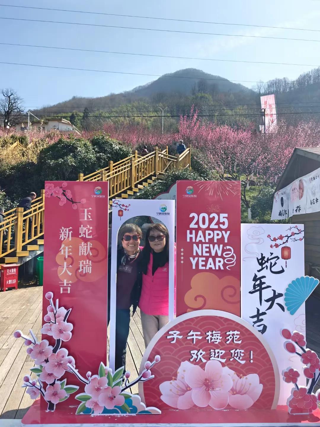 骊山旅友快乐行……梅香四溢，花海醉人：
  初春时节，子午梅苑的梅花竞相绽放，红