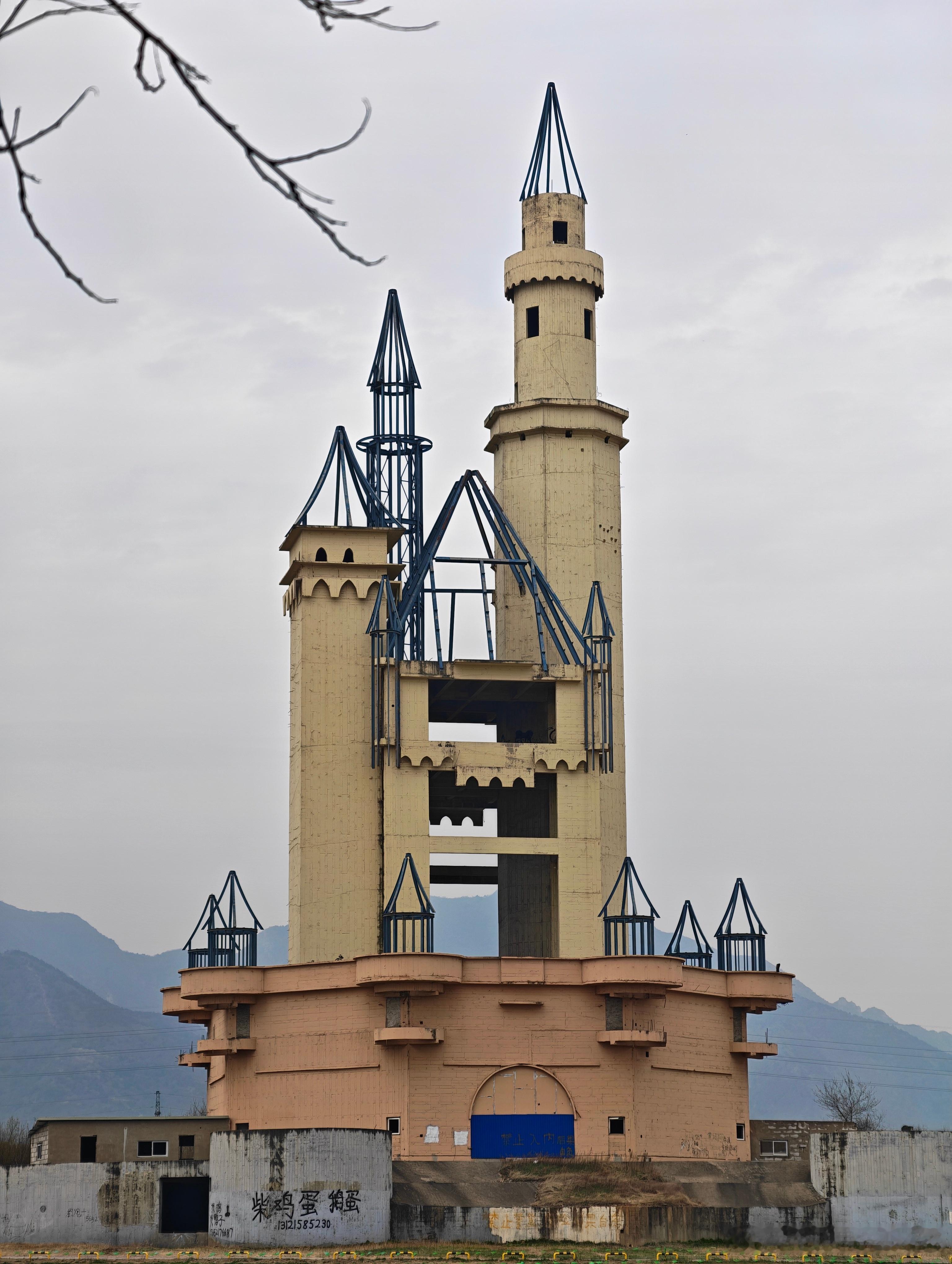 试某车的驾驶辅助，路过一小道。我：上强度啊，真能走吗？教练：放心，能走。我：那我