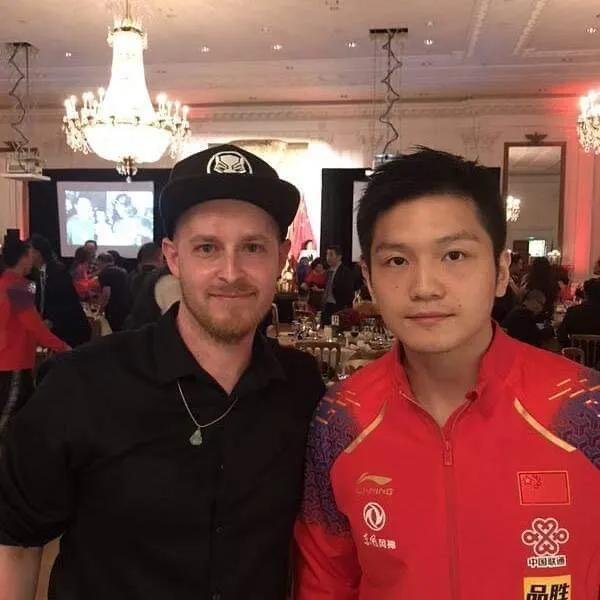 小胖早就受大佬的喜爱！
迟迟现在才发掘这个乒乓小神童，巴黎夺冠！
多少人一眼爱上