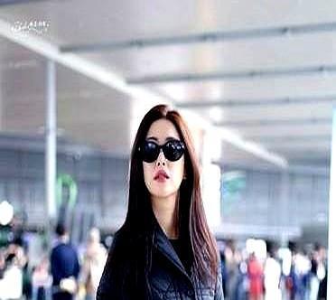 朱珠机场那身穿搭火了，不是外套多抢眼，是那条再生面料阔腿裤——SHANG XIA