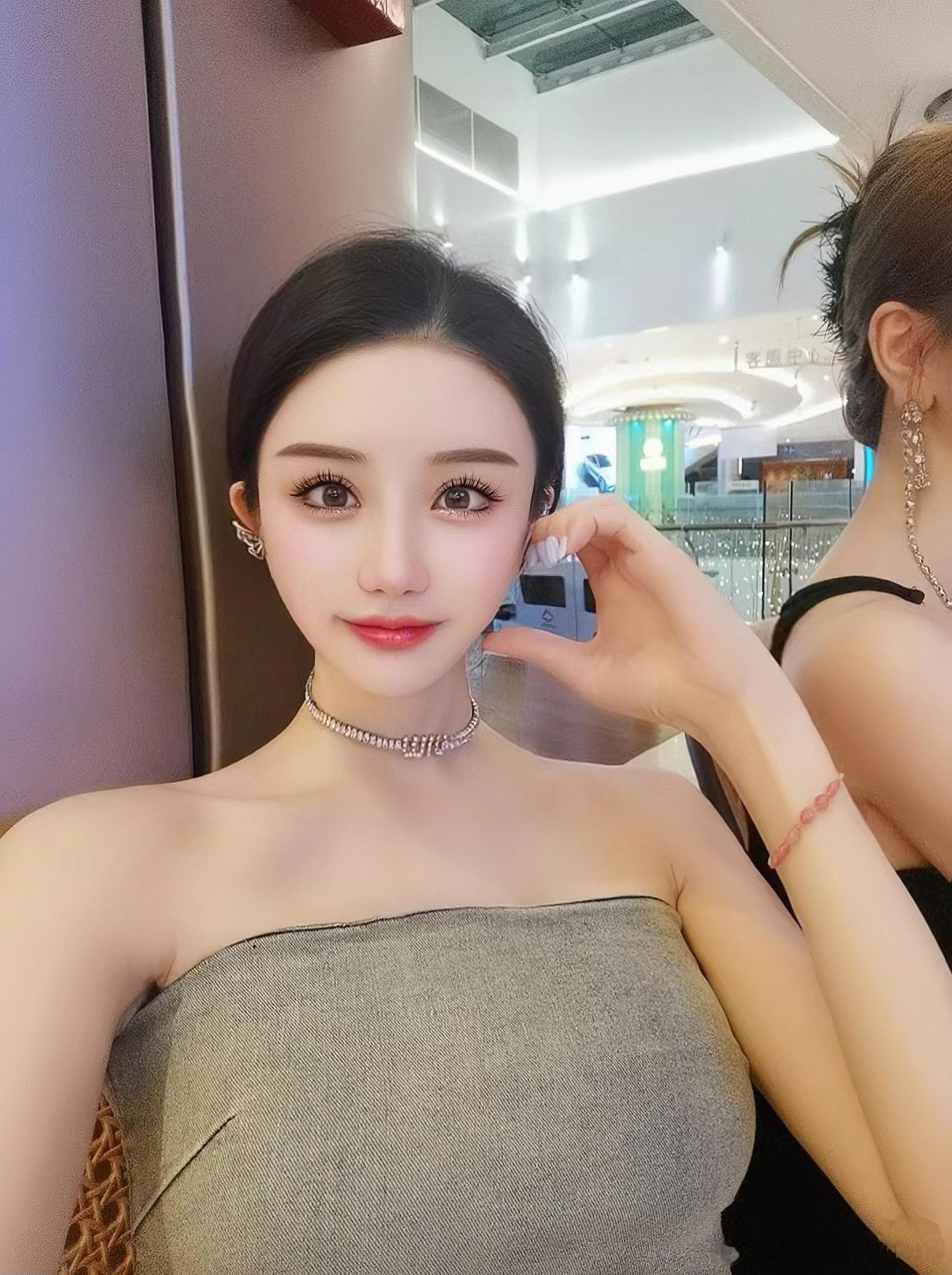 在百转柔肠间   一天天地冷酷起来～  ​​​