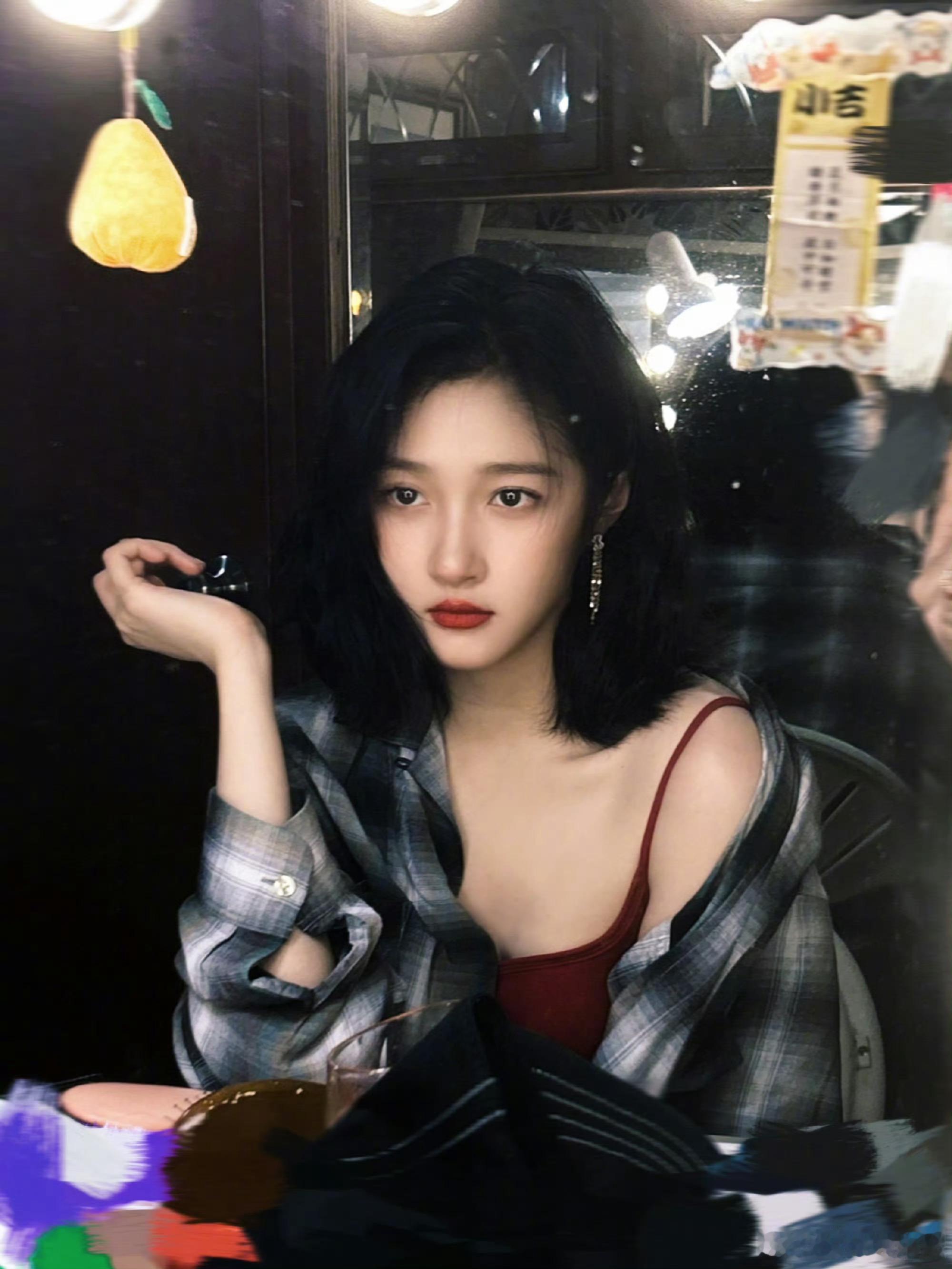 #关晓彤U领红色吊带# 好美#关晓彤红色吊带格子衫好欲# ​​​