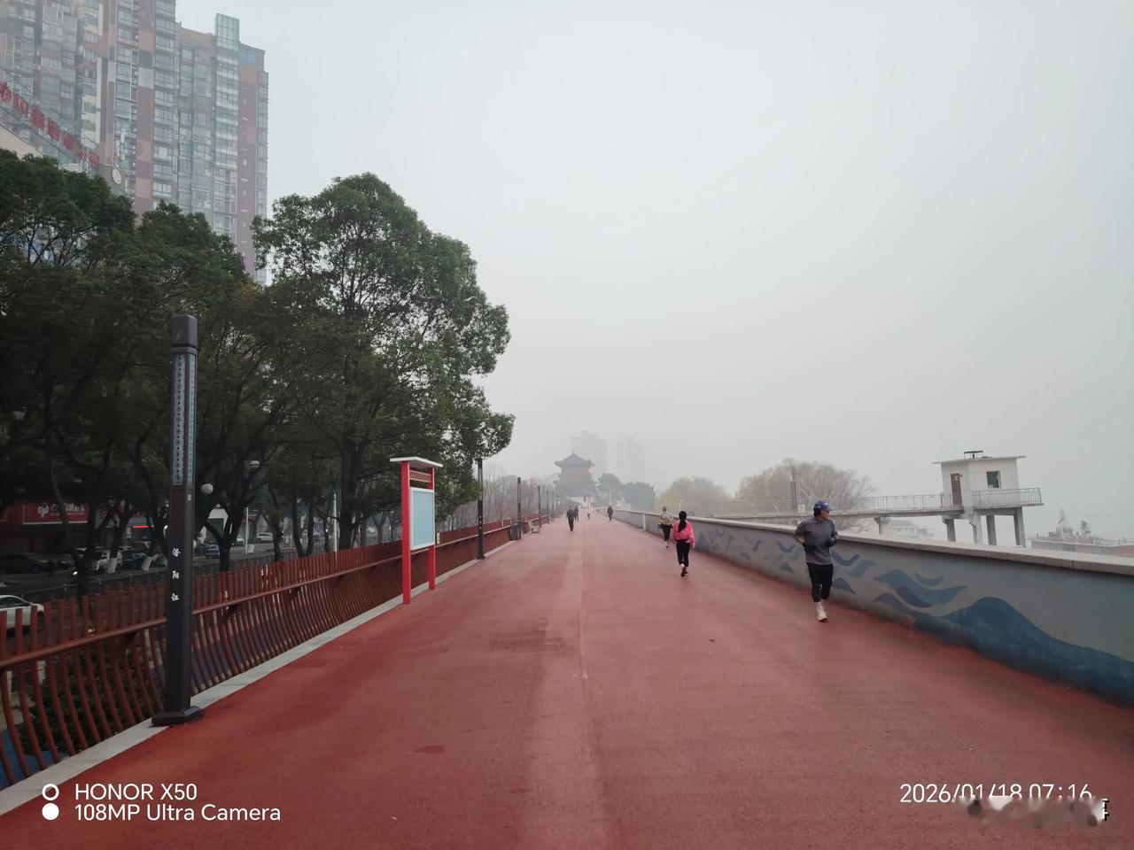 冬日生活打卡季2026年1月18日冬日长江岸边晨练打卡