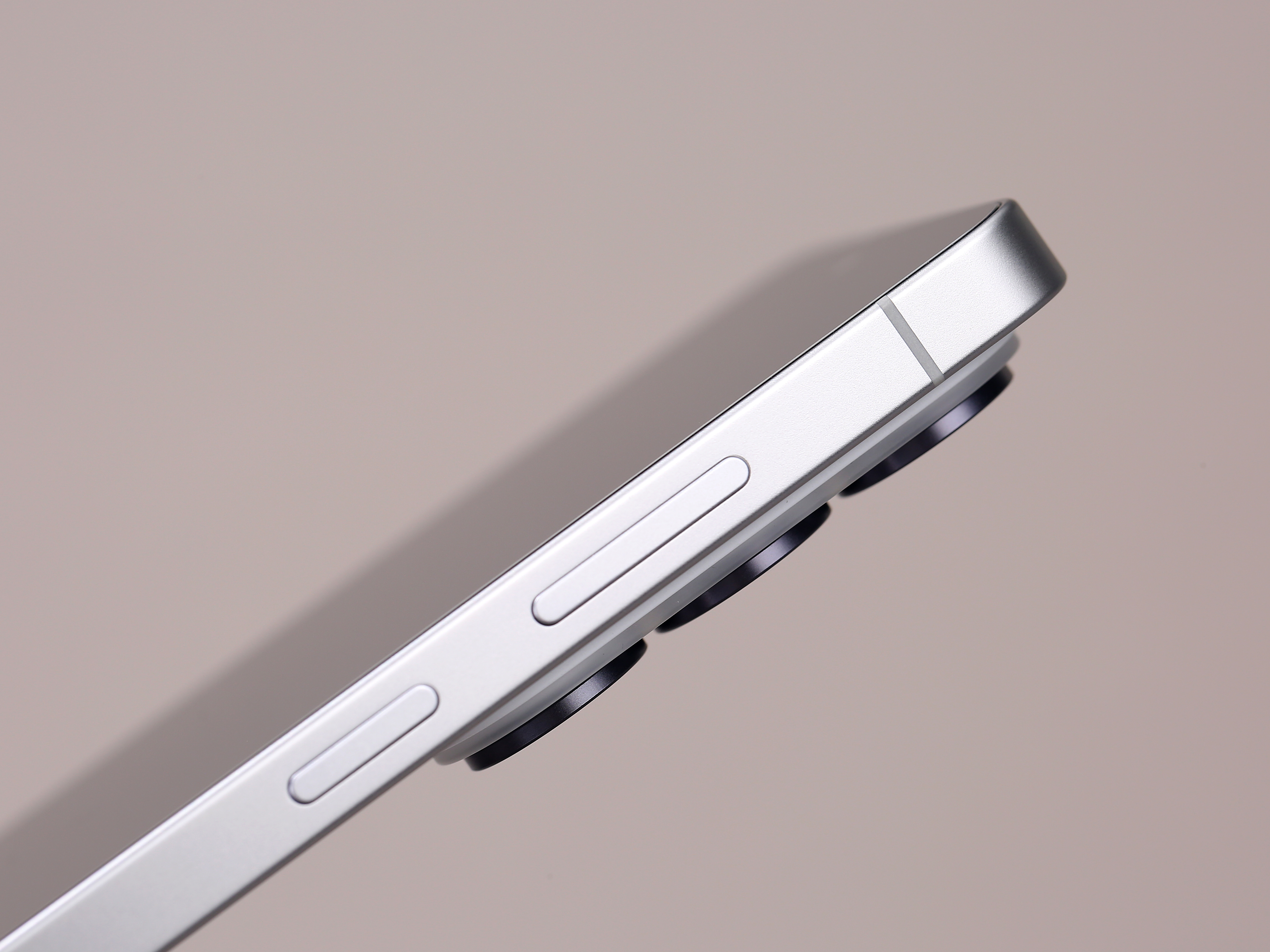 三星 S26Ultra PET AR 膜搞定了，明天上架。看看这个黑得深邃的感觉