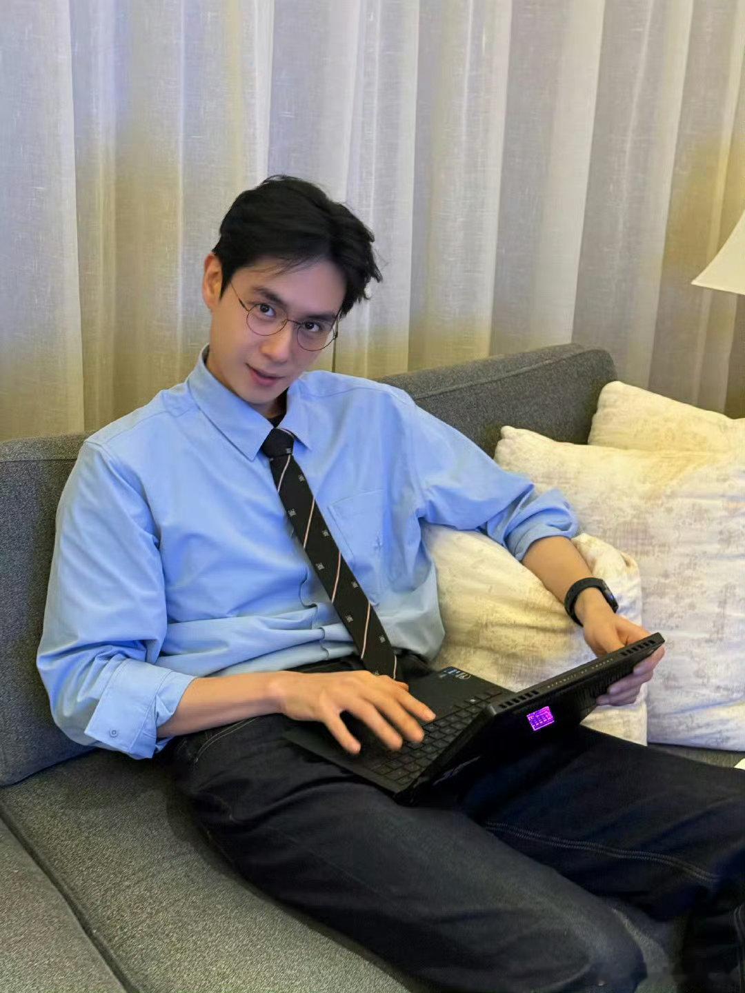 胡一天出海追海豚还是有点晕胡一天晕船了胡一天追海豚plog 胡一天追海豚的plo