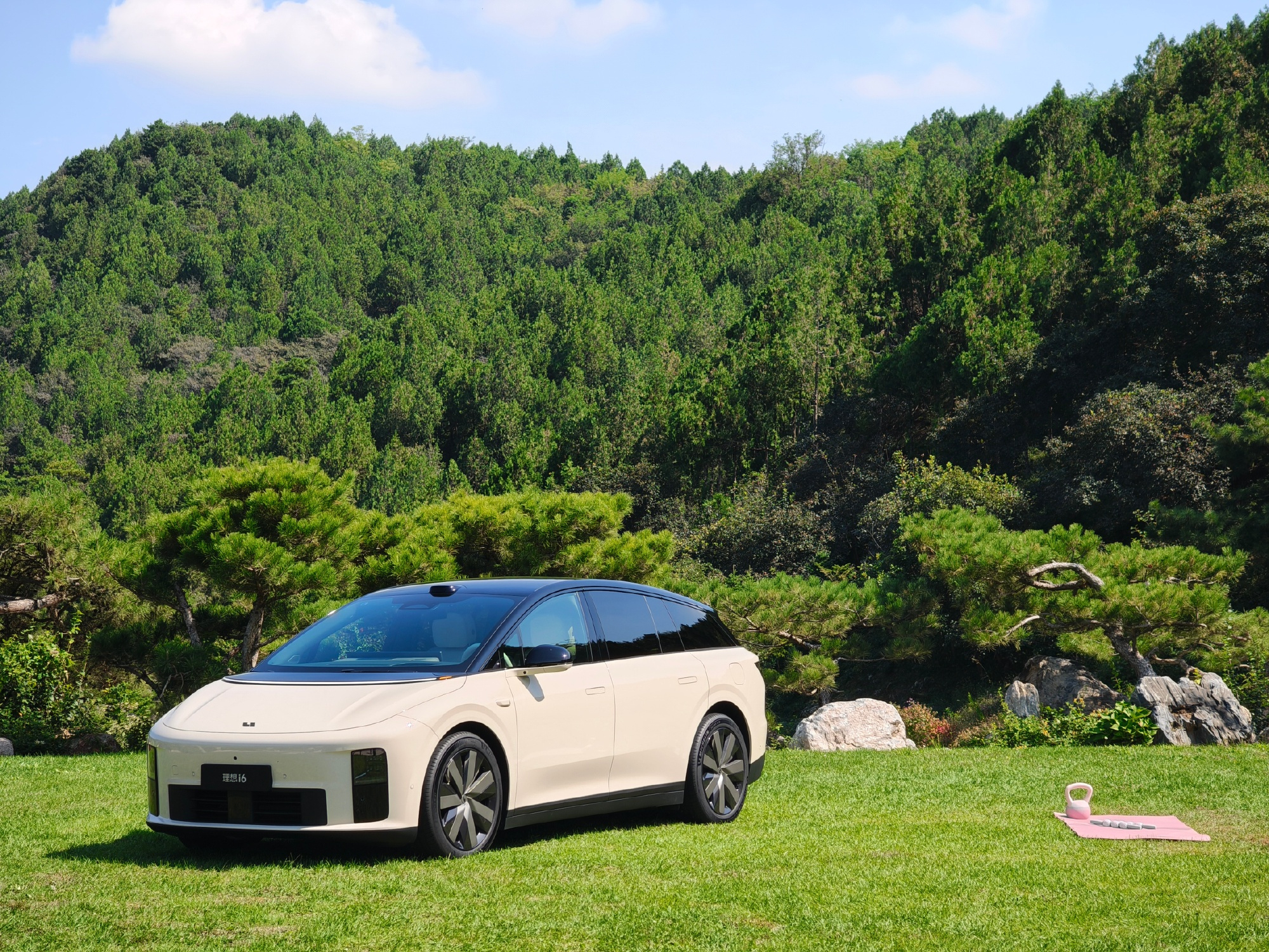 理想纯电是建立在往前这一年半极速基建之上的，而且还在持续扩张，要知道很多用户买电