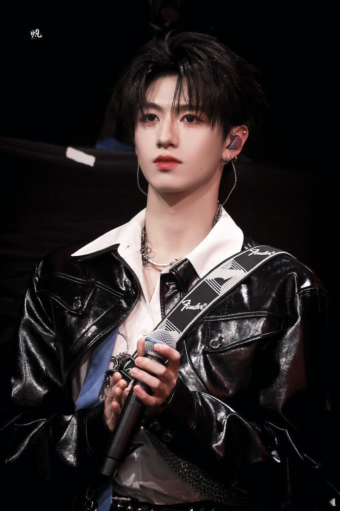 朱志鑫下台也哭了 朱志鑫荣耀之战下台后也哭了，憋到台下才哭，别哭~~期待下一次见