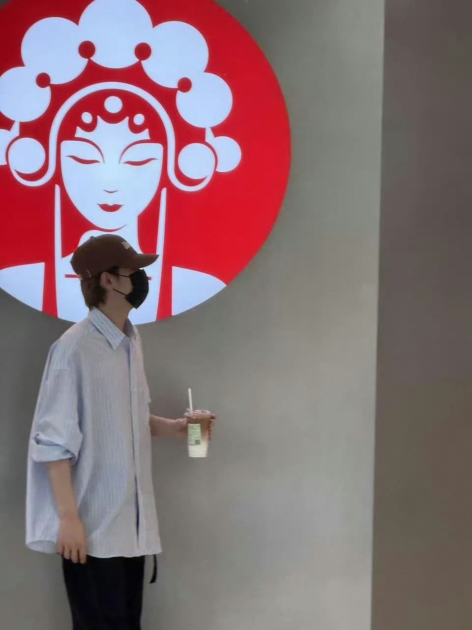 胡先煦霸王茶姬哈哈哈胡先煦狂爱霸王茶姬，全剧组被他喂饱！ 