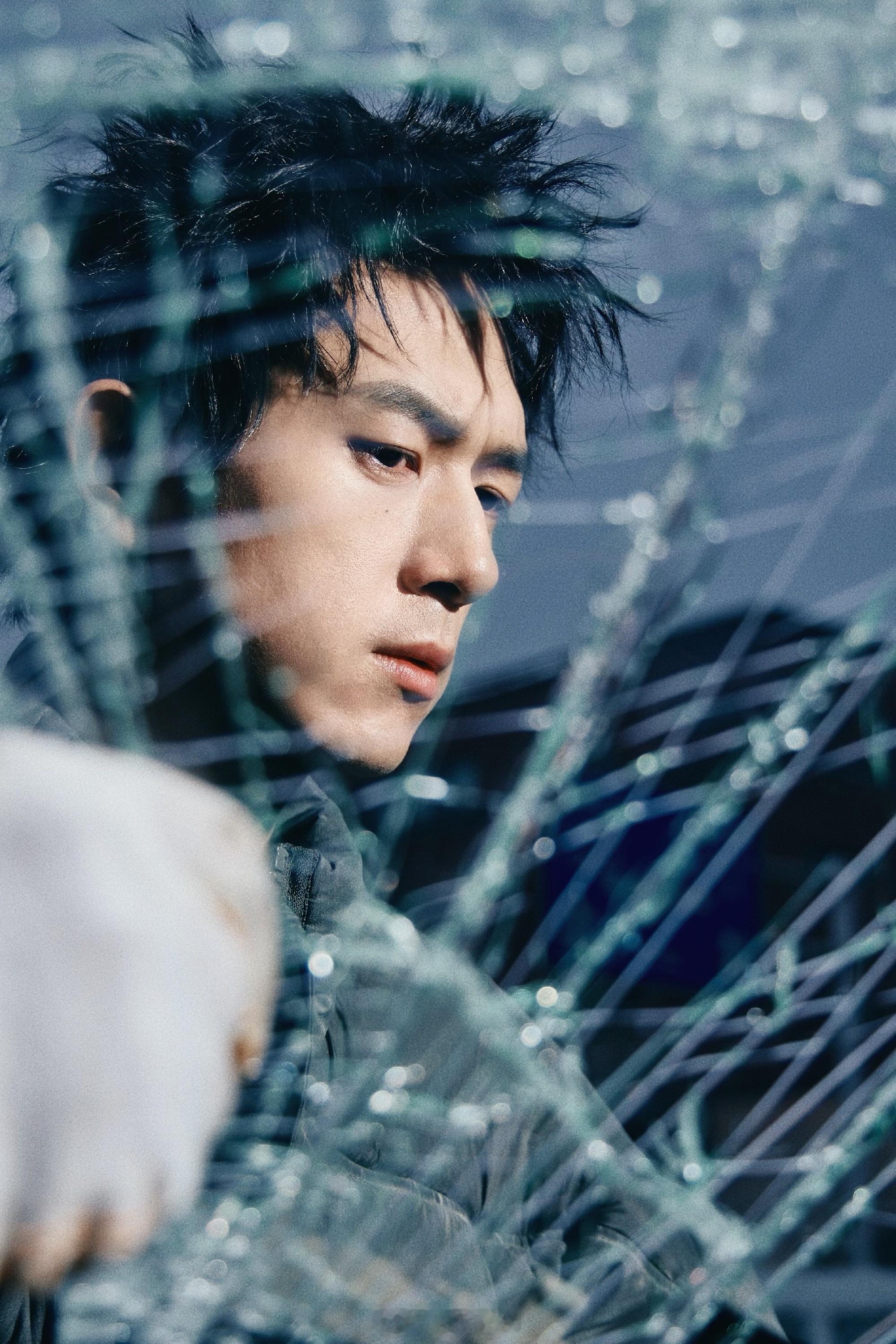 随手一拍李现没有一帧是废片 李现今天这个状态也太绝了，白马王子既视感。每个角度都