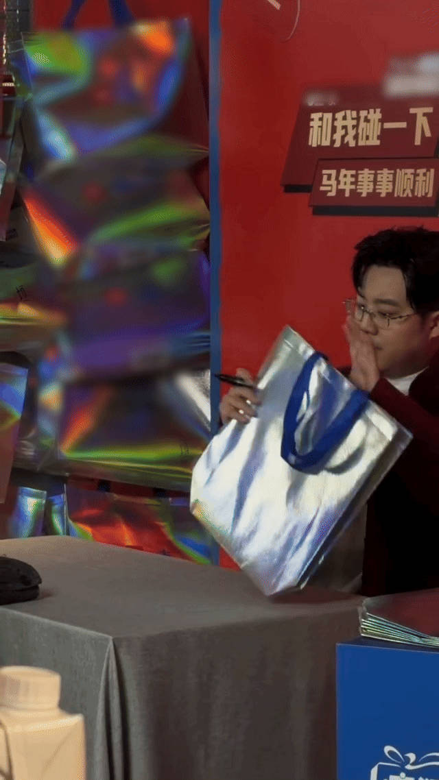 零食店偶遇土豆=收获双倍快乐！签购物袋自带搞笑buff，金句频出笑到打鸣，再加上