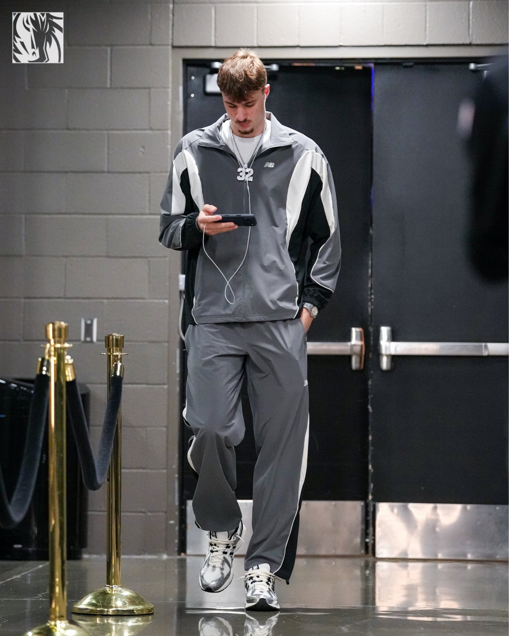 独行侠vs国王 核心轮换伤病报告：华盛顿（右脚踝扭伤）将缺席今天的比赛。他完成了