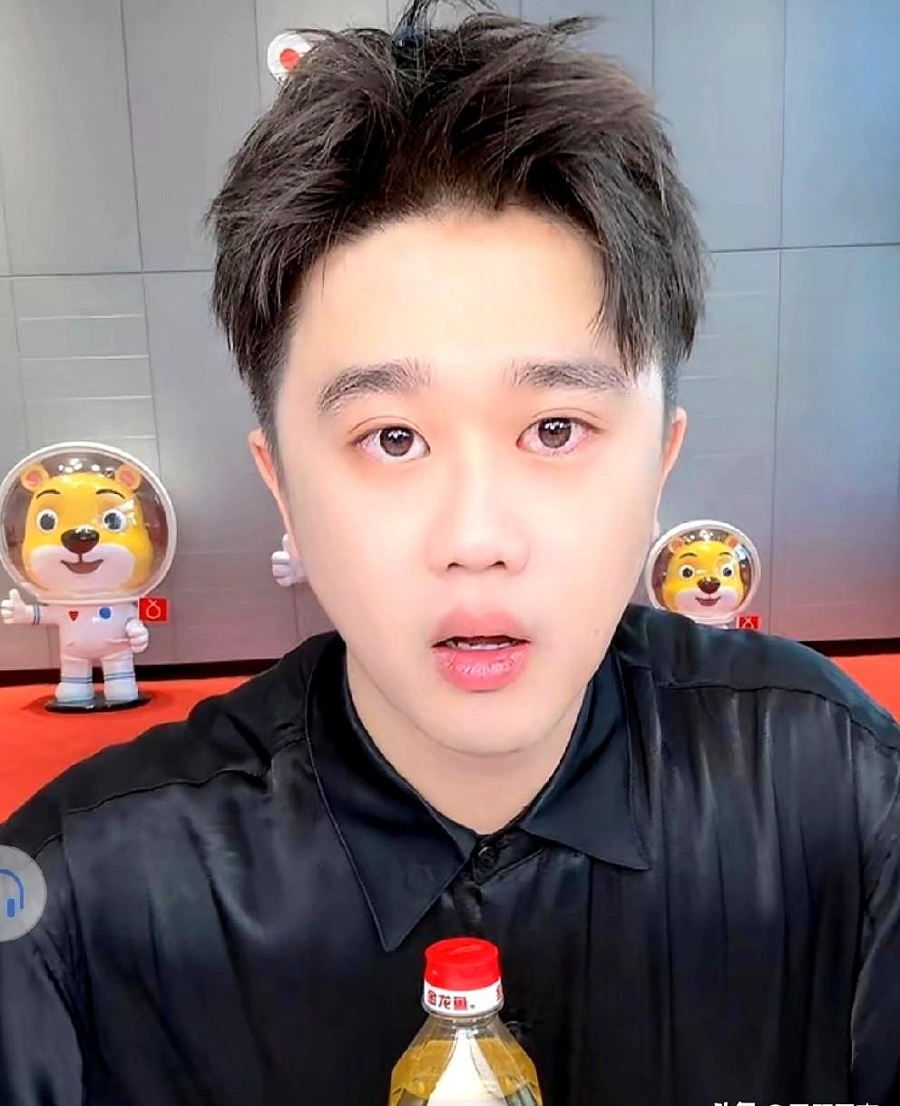 我也不想参与一切的纷
辛选赵梦澈低调回应人间烟火。
粉丝们把他喊作新的“人间烟火